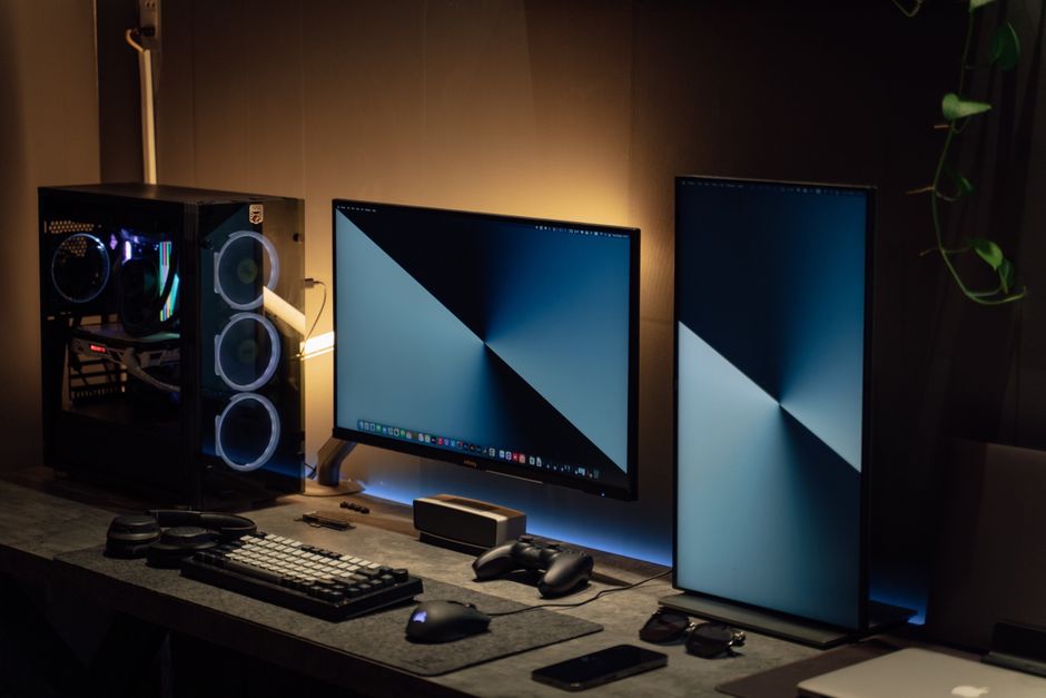 Moderna postavka s dva monitora