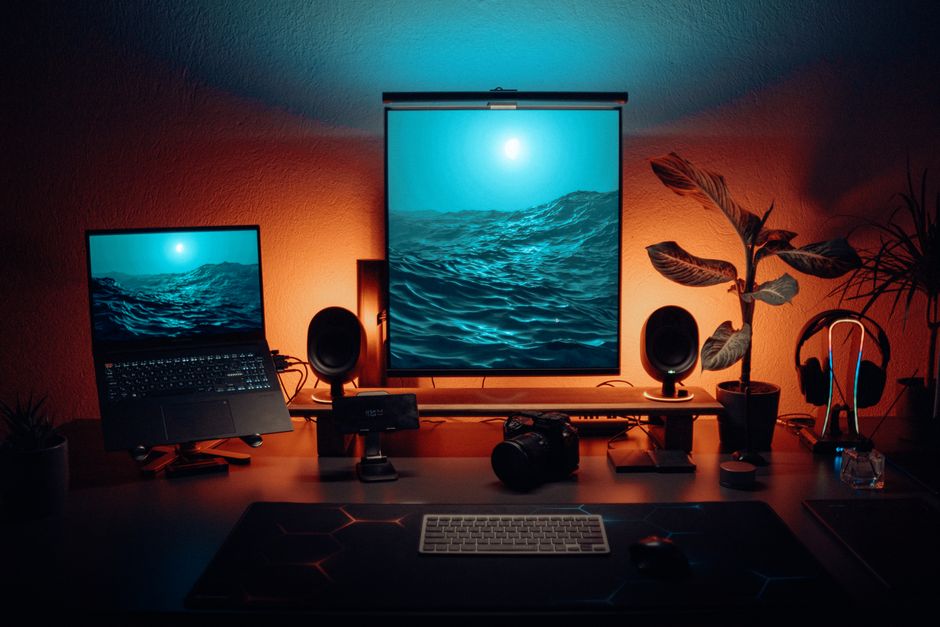Stilski uredski postav s dual monitorima i tech gadgetima