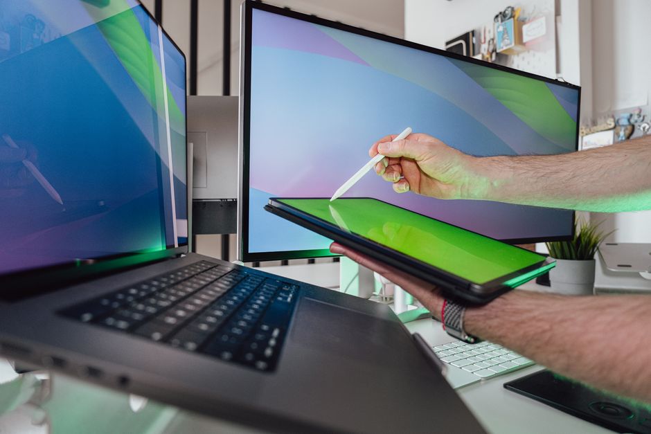 Osoba koristi stylus na tabletu u tech radnom prostoru