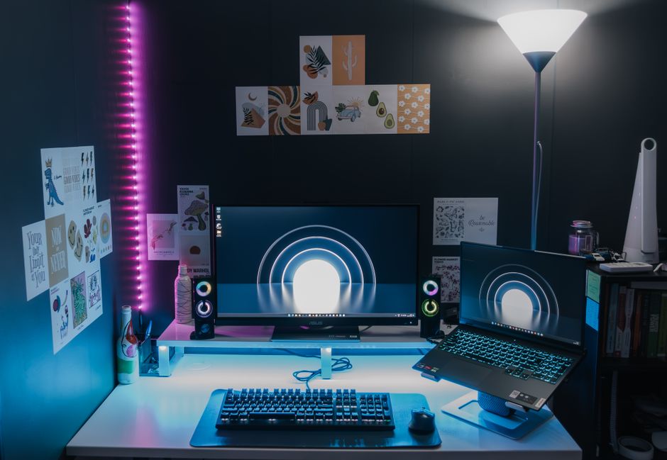 Stilski gaming setup s dva monitora i LED osvjetljenjem