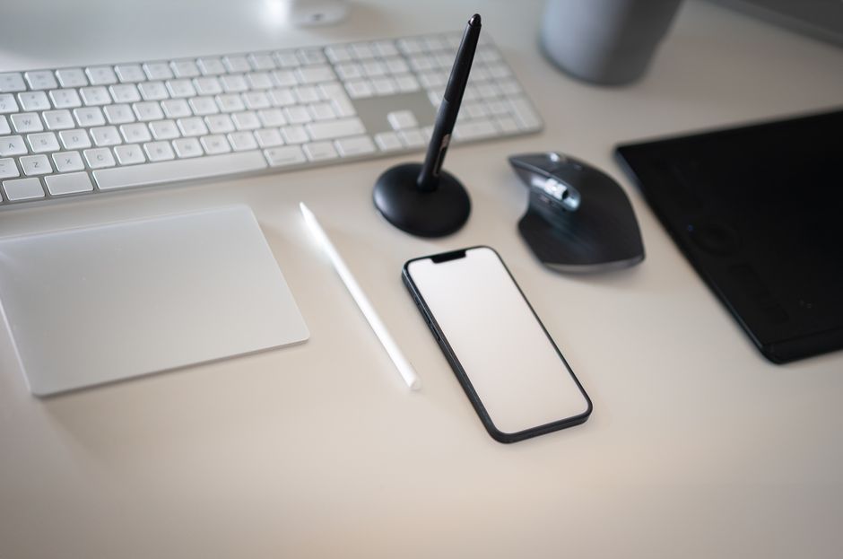 Moderan radni prostor s tastaturom, pametnim telefonom i bežičnim mišem