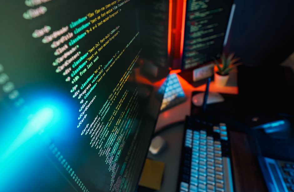 Futuristički radni prostor s prikazom programskog kôda