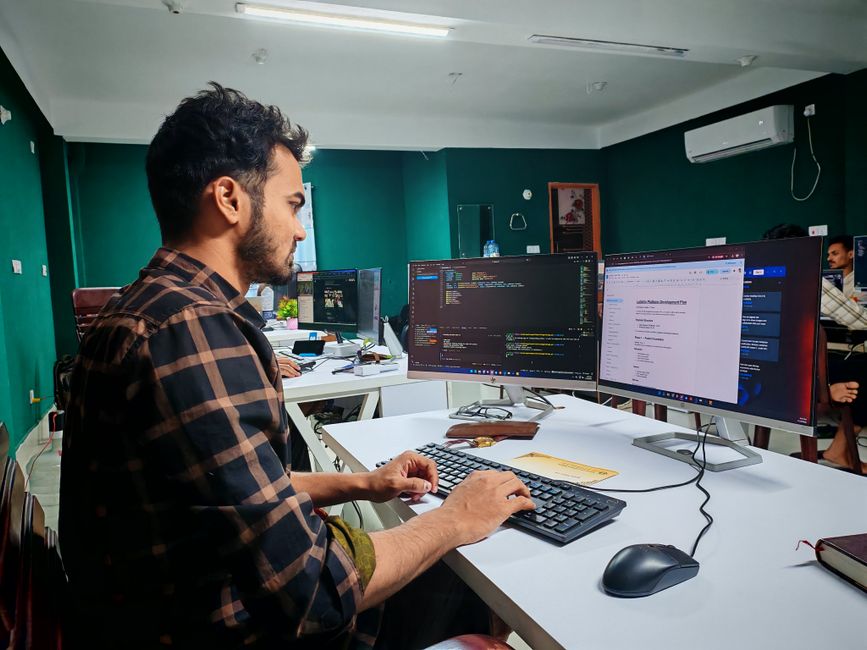 Razvojni programer radi na dvostrukom monitoru