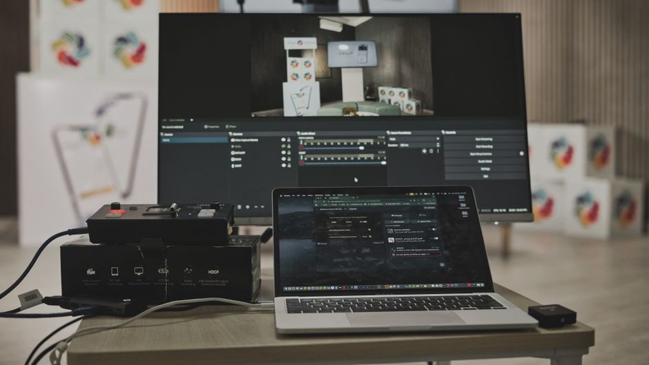 Multimedia setup s laptopom i velikim monitorom u tehnološkom radnom prostoru