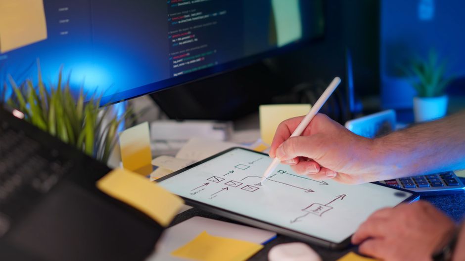 Digitalno skiciranje na tabletu i kôd na monitoru