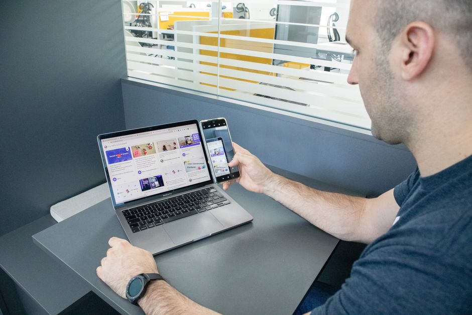 Poslovni čovjek koristi laptop i pametni telefon