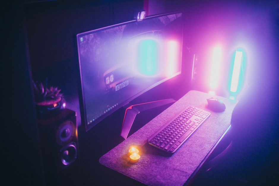 Stilski gaming stol s neonskim svjetlima